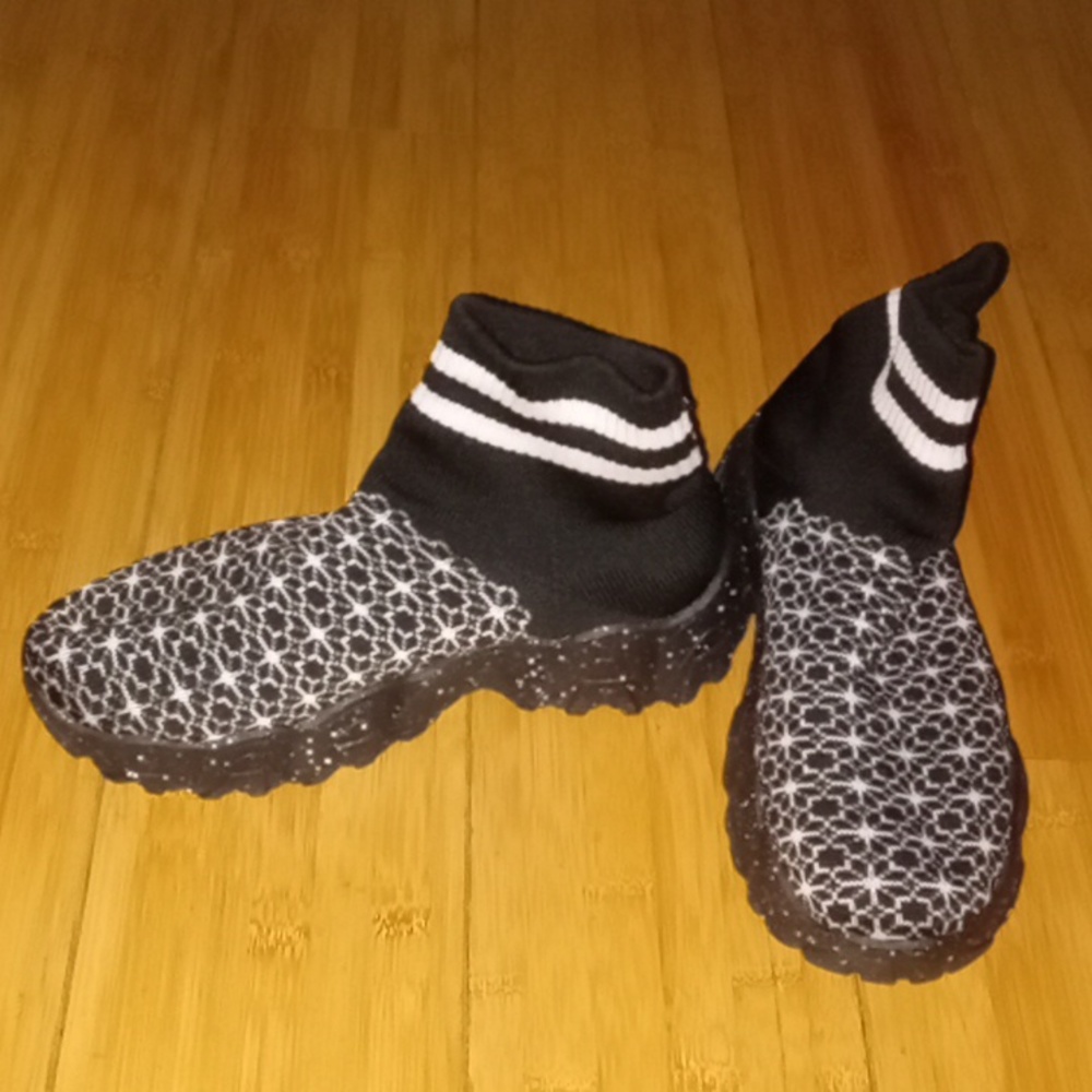 😍😍NWOT Women fashionable sock sneakers😍😍😍😍
